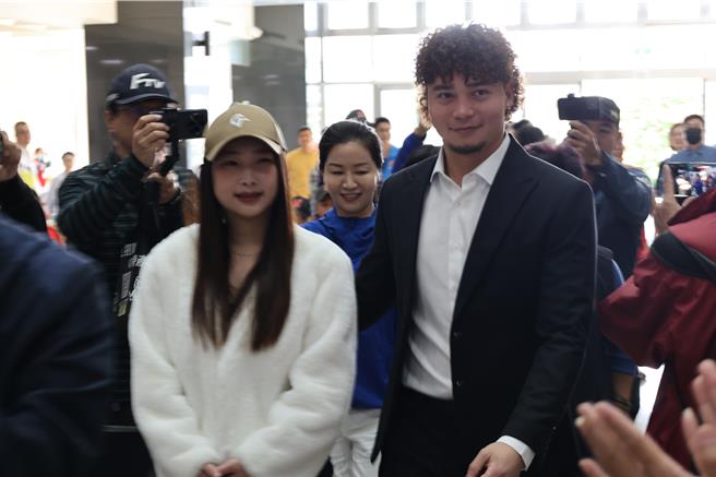 中華隊終結者林凱威28日到苗栗縣政府接受祝賀，攜手妻子陳姿尹一同抵達苗栗縣政府大樓。（謝明俊攝）