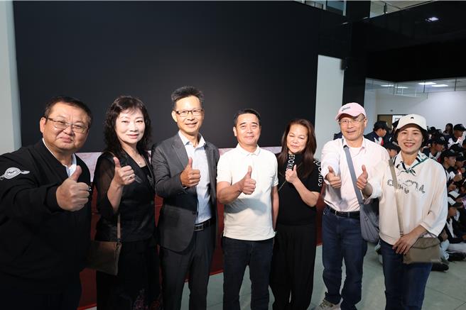 中華隊終結者林凱威28日到苗栗縣政府接受祝賀，林凱威的父母與岳父母也一同來慶賀。（謝明俊攝）