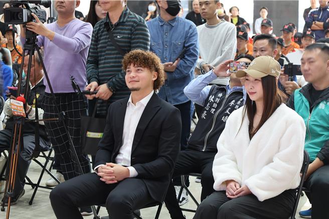 中華隊終結者林凱威28日到苗栗縣政府接受祝賀，與妻子陳姿尹一同抵達苗栗縣政府大樓。（謝明俊攝）