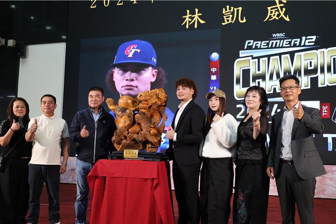 中華隊終結者林凱威28日到苗栗縣政府接受祝賀，苗栗縣長鍾東錦頒贈龍形林雕給林凱威。（謝明俊攝）