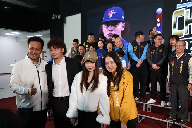 中華隊終結者林凱威28日到苗栗縣政府接受祝賀，林妻陳姿尹與苗栗縣議員蕭詠萱是高中密友。（謝明俊攝）
