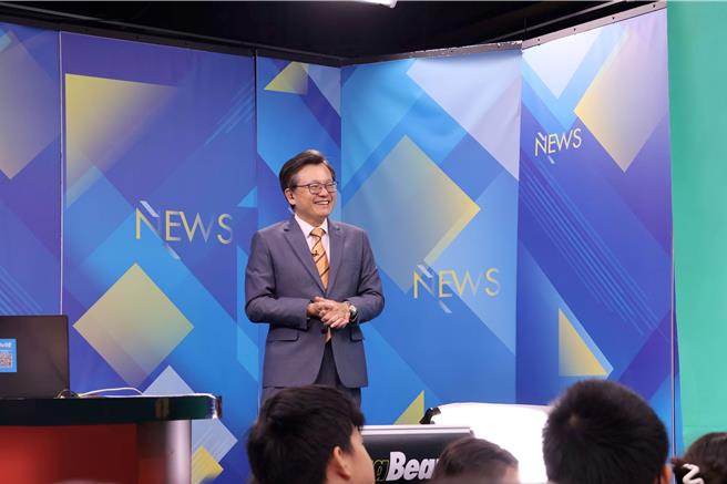 戴立綱開心與學員們互動。（中天新聞提供）