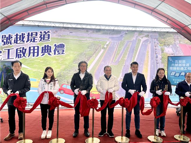 五股6號越堤道增設引導工程完工，今天正式啟用，新北市長侯友宜到場剪綵。（呂健豪攝）