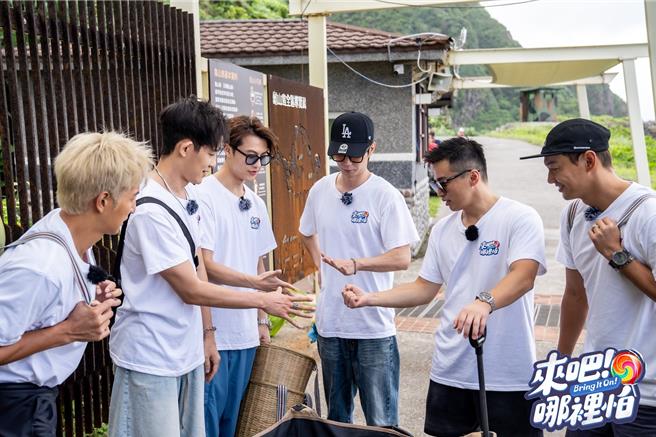 小煜（左起）、敖犬、王子、小杰、阿纬、威廉一同参与《来吧！哪里怕》。（TVBS提供）