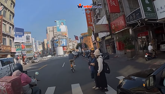 霸王条款当护身符？2女「站斑马线聊天挡车」 网笑：帮警察衝业绩。（图 / 翻摄自Wowtchout - 地图型行车纪录器分享平台）