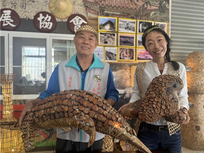 在地竹艺匠师陈连东（左）创作穿山甲等艺术品，右为他的女儿、龙兴社区总干事陈静仪。（曹婷婷摄）