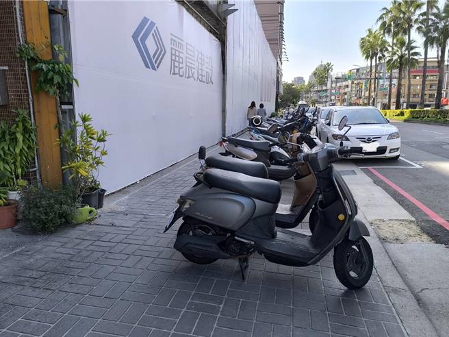 人行道上停放不少机车。（李京升摄）