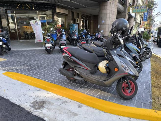 多处拓宽后的人行道都可见违停机车。（李京升摄）