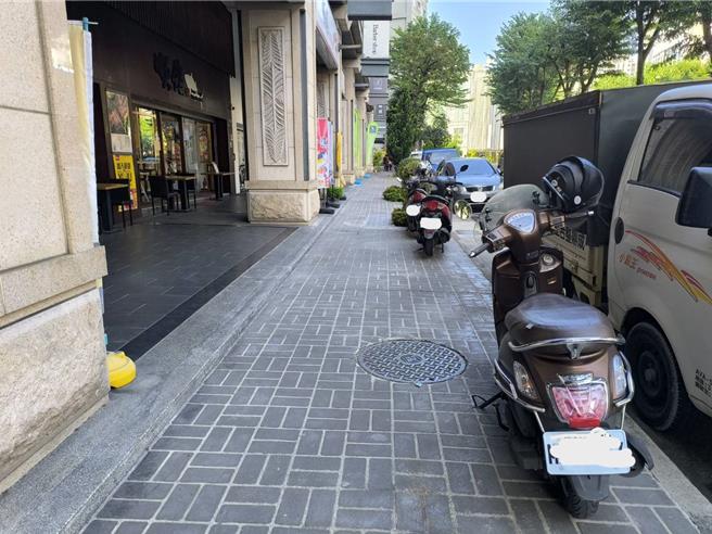 忠明南路上民眾抱怨有机车违停。（李京升摄）