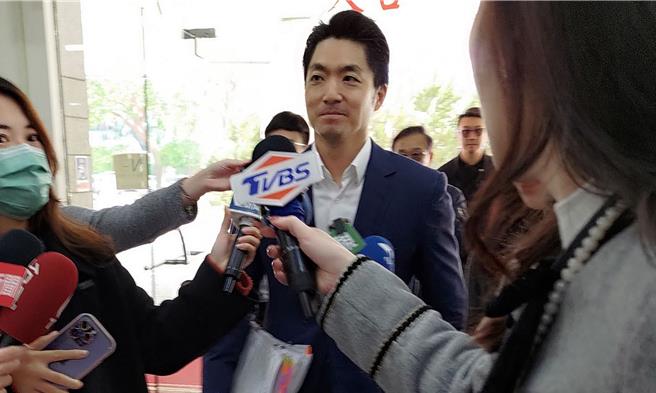 针对东园国小少棒队募款困难一事，台北市长蒋万安28日表示，得知消息后随即联络民间团体，包含关渡宫、松山慈惠堂，还有龙山寺以及家长会等单位协助，已经确定东园国小少棒队会有一台新的交通车。（丁上程摄）