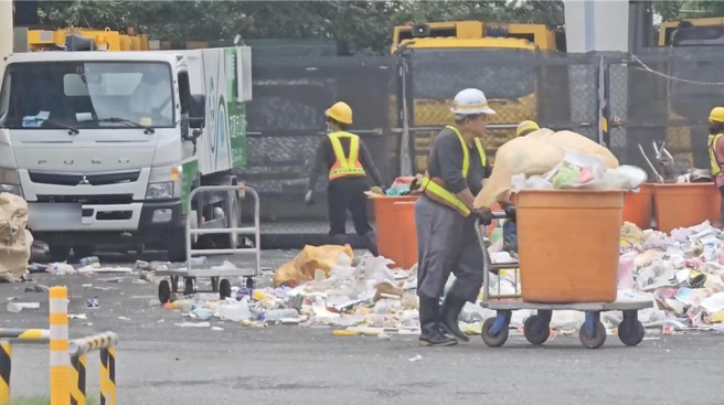 花莲市清洁队员爆料指控，蒋姓班长涉长期职场霸凌，包括垃圾车出勤时不能绕道买水喝，就连丧假都还要来上班。这起指控在网路上引起关注。示意图，非新闻事件中人物。（资料照片）