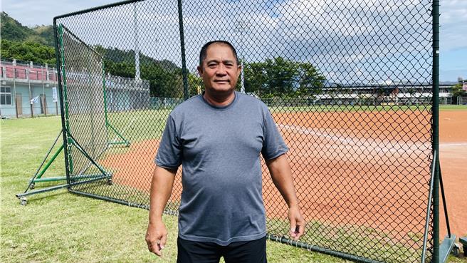 林昱珉国小启蒙教练赖新龙。（萧嘉蕙摄）