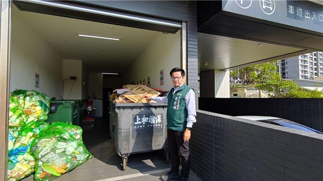 台南永康区有大楼被临时通知环保公司暂停清运，市议员黄肇辉今早前往了解。（黄肇辉提供／曹婷婷台南传真）