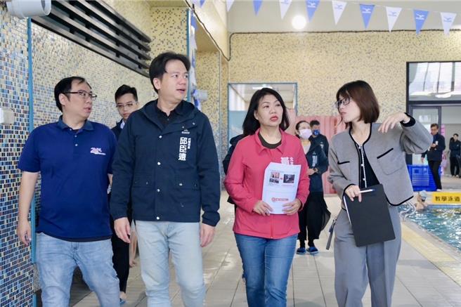新竹市代理市长邱臣远（左二）28日特别前往竹光国民运动中心了解软硬体设施使用状况，确保市民能够享有更多完善的运动设施。（新竹市政府提供／陈育贤新竹传真）