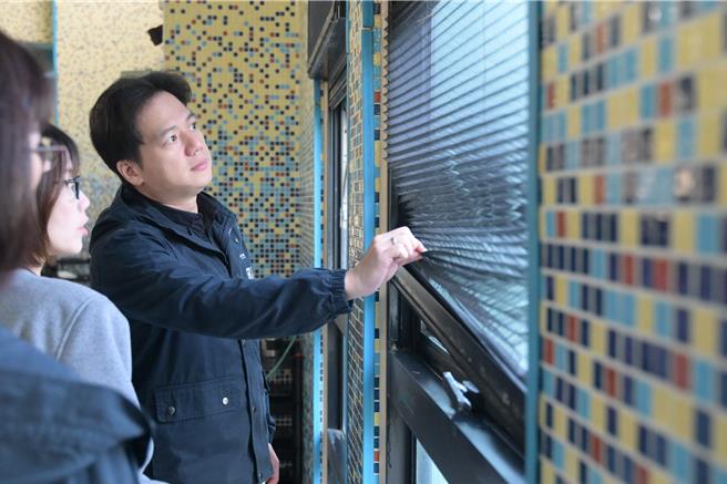 新竹市代理市长邱臣远（右）28日特别前往竹光国民运动中心了解软硬体设施使用状况，确保市民能够享有更多完善的运动设施。（新竹市政府提供／陈育贤新竹传真）