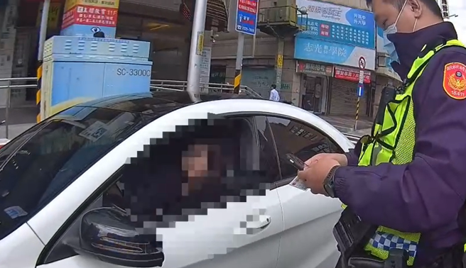 警方回應，當事人並無向在場員警反應身體不適等需要，員警遂依規定製單舉發。（圖 / 劉詠韻翻攝）