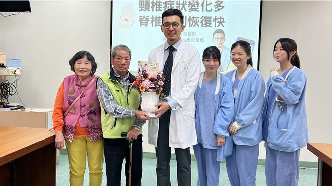 台南盐水一名82岁李姓老翁（左二），28日在妻子（左一）陪同下，送花感谢医疗团队的帮忙。（张毓翎摄）