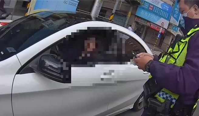1名孕婦28日駕車臨停遭員警開單告發。（三重警分局）