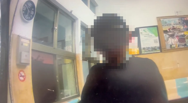 花莲新城警分局崇德派出所，26日清晨5时接获崇德火车站站务人员报案，称有一名疑似失智的老翁在车站内徘徊，甚至一度靠近铁轨。（图警方提供／简铭柱翻摄）