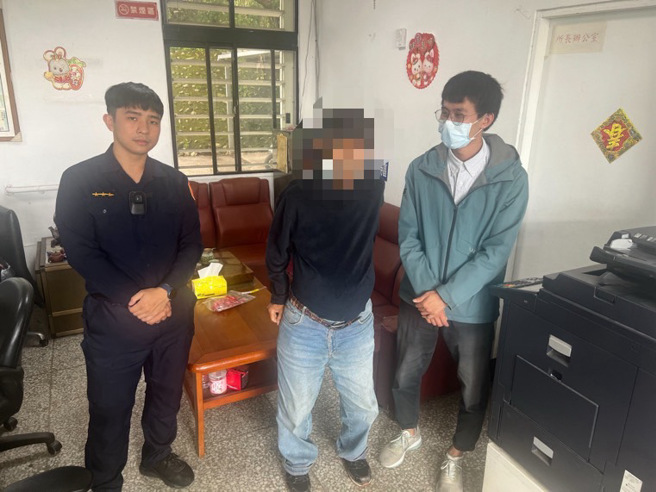 花莲新城警分局崇德派出所，26日清晨5时接获崇德火车站站务人员报案，称有一名疑似失智的老翁在车站内徘徊，甚至一度靠近铁轨。（图警方提供／简铭柱翻摄）