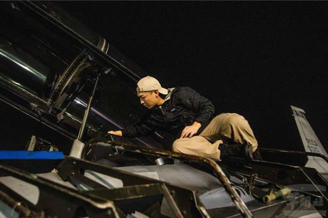 周升炜少校採访F-16V伴飞勇夺世界棒球12强赛冠军的中华代表队专机。（周升炜提供）