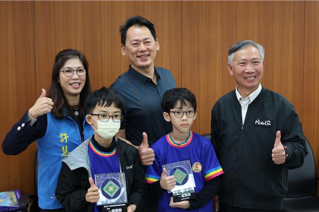 苗栗县大湖乡偏乡大南国小勇夺「广达游智杯」创意程式竞赛特优殊荣。（谢明俊摄）
