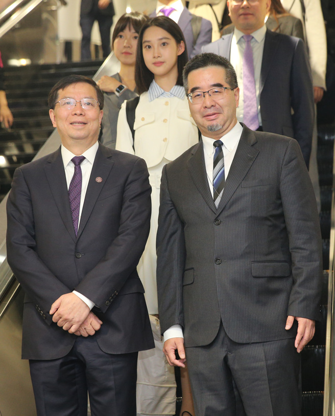 由马英九基金会主办的中国大陆高校师生访问团于27日中午抵达桃园国际机场，展开为期9天8夜的参访行程。本次访问团由中国大陆7所顶尖大学的40名师生组成，访问团由清华大学党委书记邱勇（前左）带队，马英九基金会执行长萧旭岑（前右）特别到管制区内接机欢迎。（陈麒全摄）