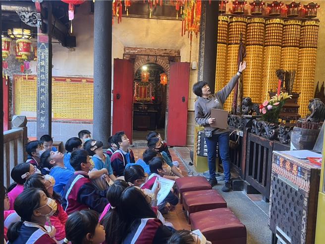 2024年11月28日苗栗县／文化路线由苗栗县在地文化推广协会、连森裕老师及校内教学团队解说，带学生走访竹南中港慈裕宫，透过青斗石狮了解庙宇歷史与宗教艺术之美，并在街道走读中追溯清代射流沟械斗的歷史痕迹。（竹南国中提供／吕丽甄苗栗传真）