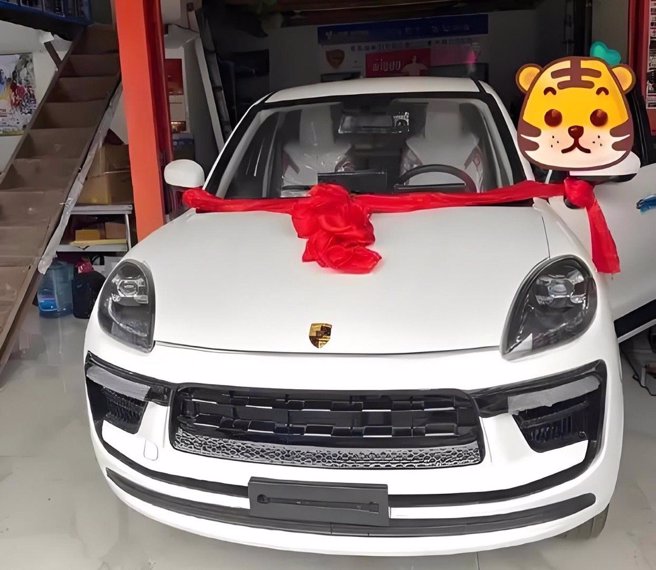 大陆河南平顶山一名李姓男子近日遭遇「仿冒车」陷阱，花费超过2万元人民币（约8.9万台币）购得一辆外形酷似保时捷小卡宴的电动车。（翻摄微博）