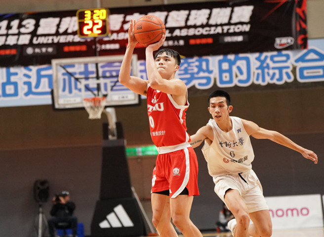 台湾师大林韦恺（左）28日单场贡献22分、14篮板、11助攻，完成个人UBA生涯首度大三元。（大专体总提供）