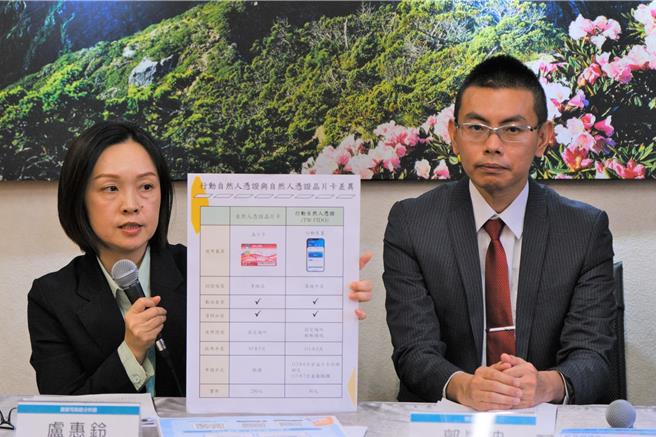 为简化行动自然人凭证注册限制，内政部今天表示，自12月2日起，民眾只要携带手机等行动装置到全国任一户政事务所，就可临柜申办行动自然人凭证，申办费新台币30元，且活动期间登录满5次即可抽奖。（内政部提供／游念育台北传真）