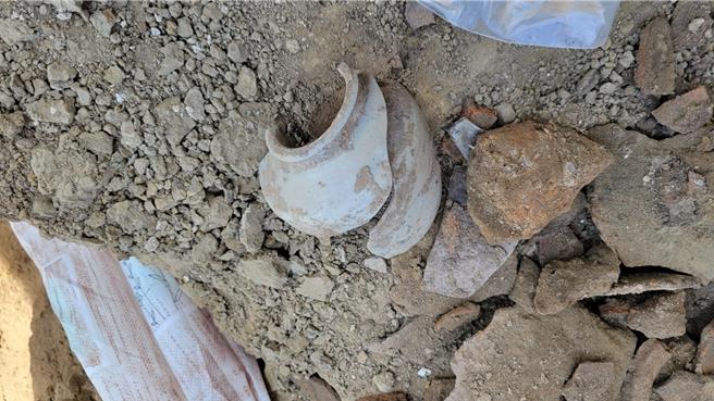 鄉景建設在善化區農地開挖，發現文化遺址，被迫停工。（民眾提供／寶智華台南傳真）