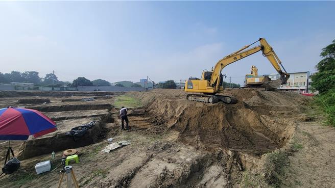 吸收了停工４年的貸款利息再加上開挖經費，卻惹來買家罵名，讓建商心灰意冷決定解約。（民眾提供／寶智華台南傳真）