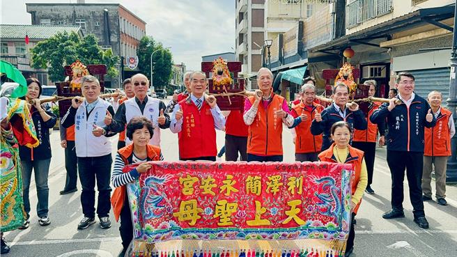 今记者会由三太子领军，五结乡长沈德茂、五结乡代表会主席林证梧主席、主委赖民亮和来宾长官呼口号加油声中启动序幕。（吴佩蓉摄）