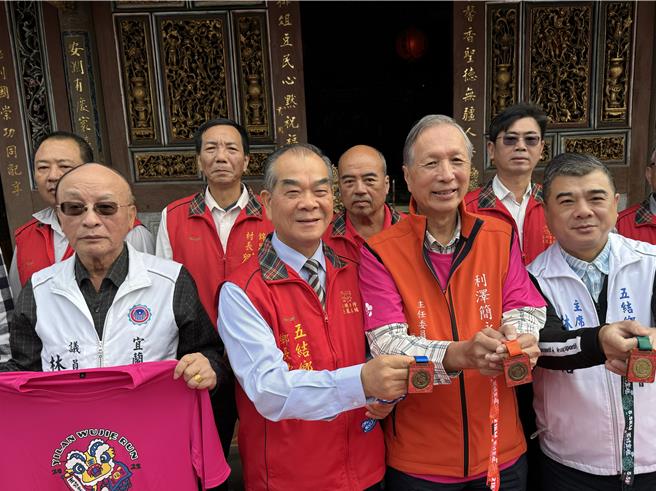 每位跑者将获得全国唯一的骑凤凰钱母参赛奖牌，同时提供平安粥和菜脯、豆腐乳，补给站也准备胡椒虾、五结鸭赏、鸭胸排等在地美食。 