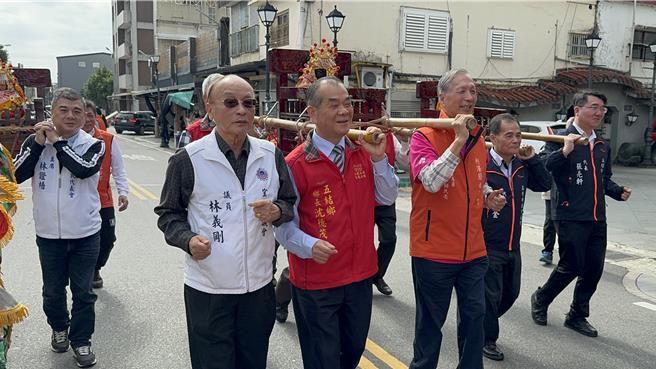 今记者会由三太子领军，五结乡长沈德茂、五结乡代表会主席林证梧主席、主委赖民亮和来宾长官呼口号加油声中启动序幕。（吴佩蓉摄）