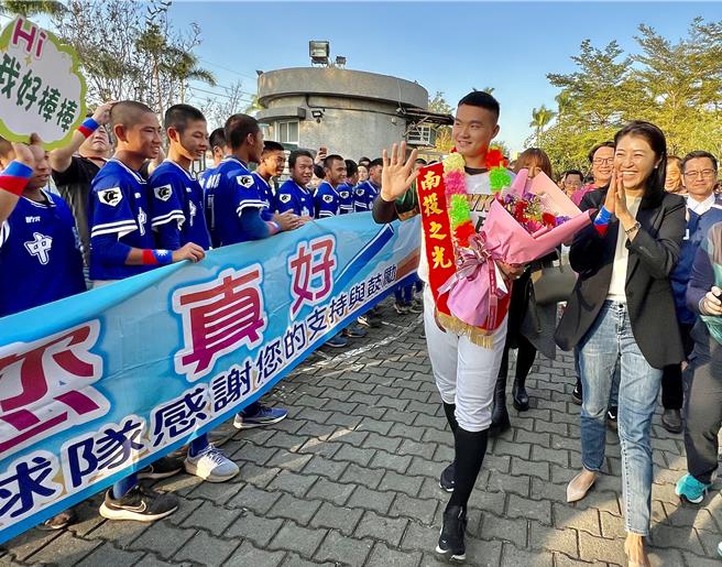 中華隊奪2024世界12強棒球賽冠軍，其投手陳柏清28日回中興國中母校，學弟妹們列隊道賀。（楊靜茹攝）