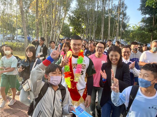 中華隊奪2024世界12強棒球賽冠軍，南投縣長許淑華幫中華隊投手陳柏清披上「南投之光」彩帶，學弟妹們成了小粉絲，緊追著陳柏清要合影。（楊靜茹攝）