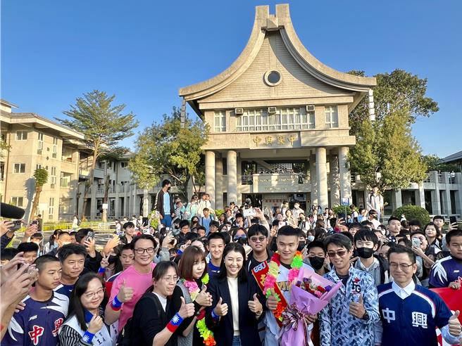 中華隊投手陳柏清28日回母校中興國中，南投縣長許淑華為他舉行返鄉歡迎會，其學弟妹們爭相擠到校門口與他合影。（楊靜茹攝）