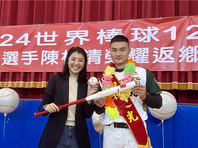 中華隊獲2024世界12強棒球賽冠軍，南投縣長許淑華頒30萬元獎金給陳柏清，陳柏清回贈簽名球及簽名球棒。（楊靜茹攝）