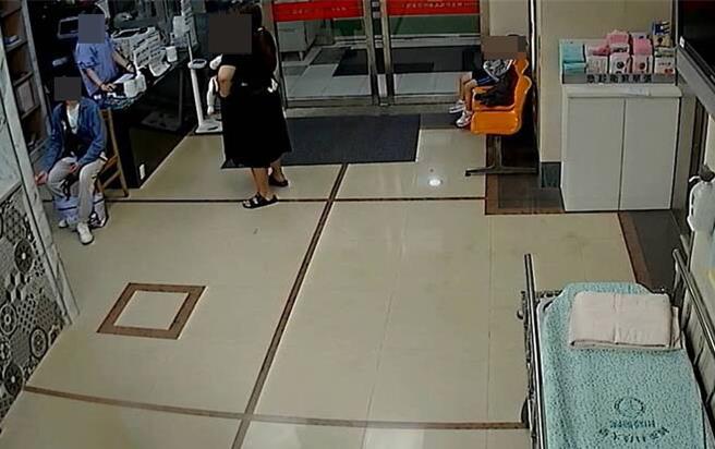 有民眾在臉書社團「東港好厝邊」發文稱，她的小孩9個月大，因不小心把筷子塑膠袋吞下肚而送至東港輔英醫院掛急診，不料護理師竟說沒有健保卡而拒看。（民眾提供／謝佳潾屏東傳真）