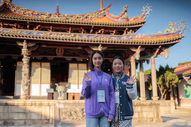马英九基金会邀请陆生团访台交流，团员28日下午走访台北孔庙，清华大学学生彭弋航（左）、奥运女子空气步枪金牌选手杨倩（右）出面受访并合影。（郭吉铨摄）