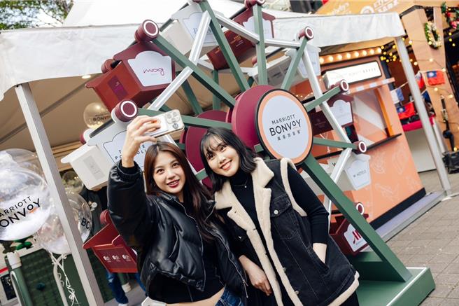 「万豪旅享家」打造2米高摩天轮，呈现旗下在台湾12个品牌25家酒店打卡热点。（万豪旅享家提供）