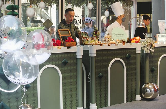 台北W饭店、桃园大溪威斯汀度假酒店、台北国泰万怡酒店于28日活动首日进驻耶诞市集城堡造型摊位。（陈韵萍摄）