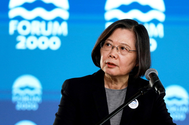 前总统蔡英文喊话让美国先帮乌克兰，声称台湾还有时间，言论引发争议。图为蔡英文10月14日访问捷克。（路透社）