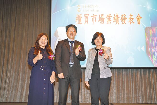 柜买中心总经理陈丽卿（右）、弘塑发言人梁胜铨（中）及万润发言人卢慧萱（左）于11月26日举办之柜买市场业绩发表会合影。图／柜买中心提供