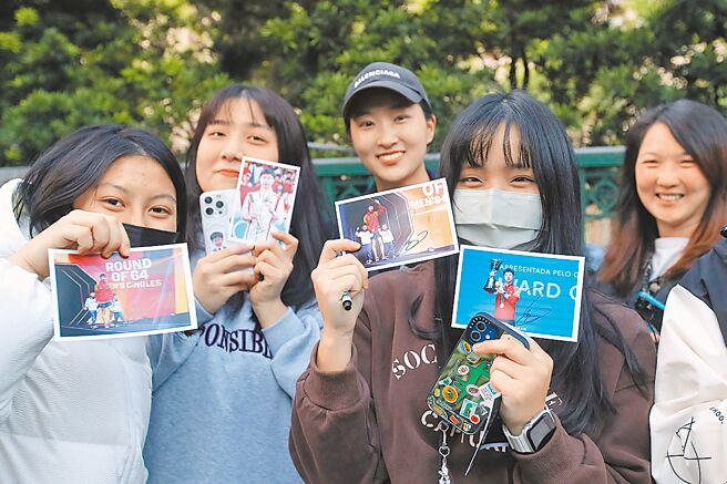 大陆高校师生访问团首场行程安排参访台北市中山女中。大陆奥运6金得主马龙也在参访团行列中，展现超高人气，幸运拿到马龙签名的女学生们开心展示。（黄世麒摄）