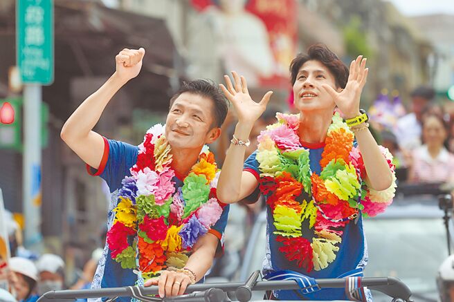 「台湾拳后」林郁婷（右）因被主办世界拳总年终总决赛的世界拳击总会质疑参赛资格，与教练曾自强（左）决定弃赛抗议。（本报资料照片）