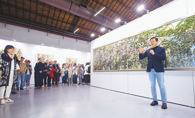 前台北县长周锡玮（右）的「一合相」画展27日在松山文创园区一号仓库盛大开幕，周锡玮致词时表示自己没有画风、没有画派。（范扬光摄）