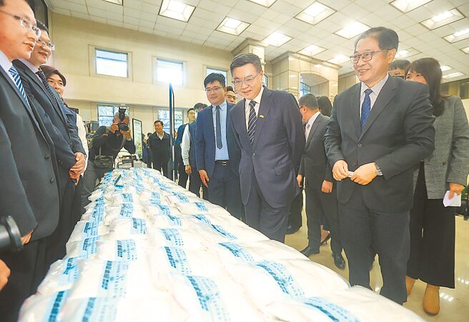 行政院長卓榮泰（右二）27日主持第11波安居緝毒專案暨重大毒品案件發布記者會，並觀看查扣的135公斤依托咪酯。（劉宗龍攝）